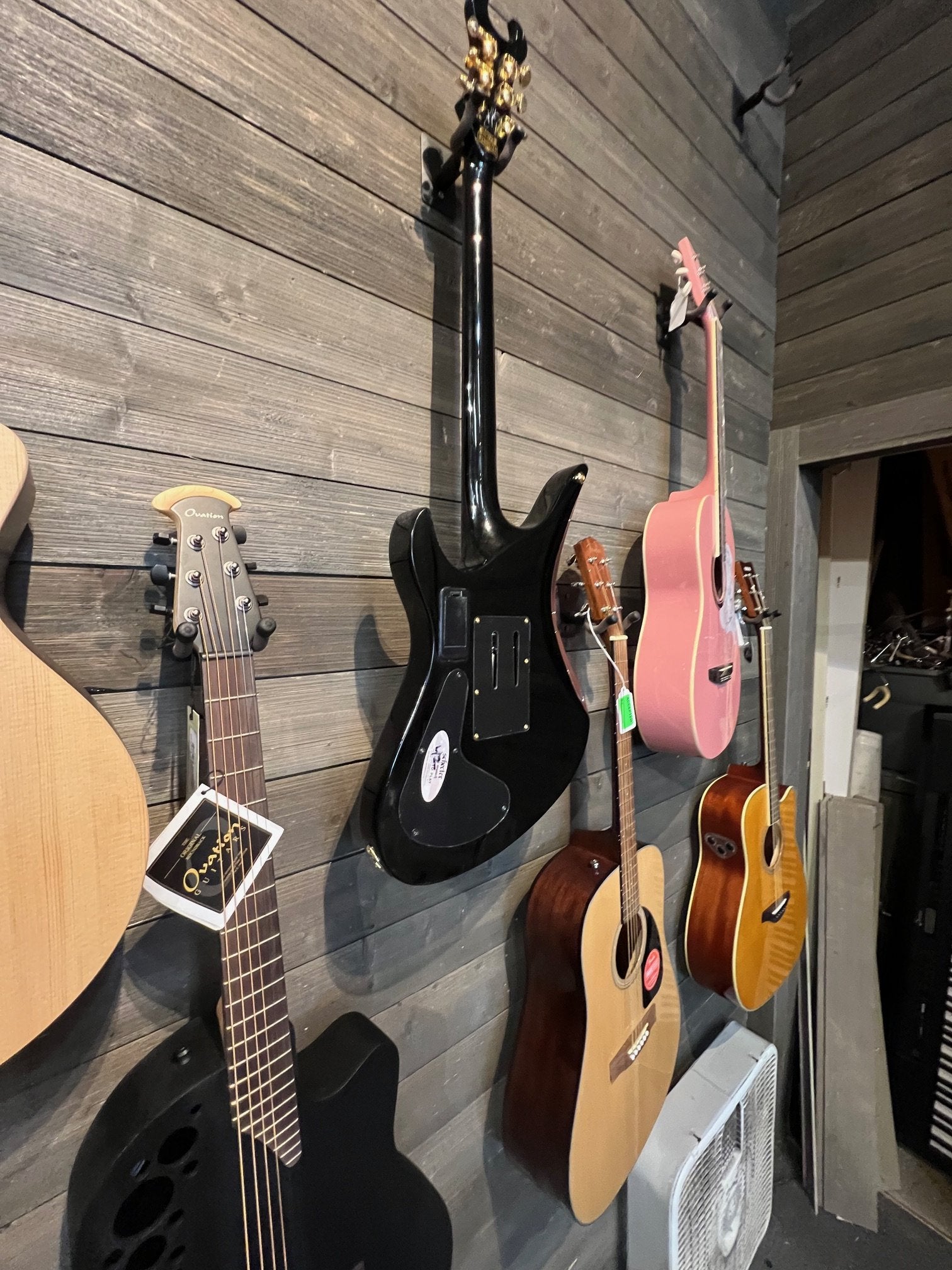 Schecter Synyster Gates Custom-S - Black with Gold Stripes